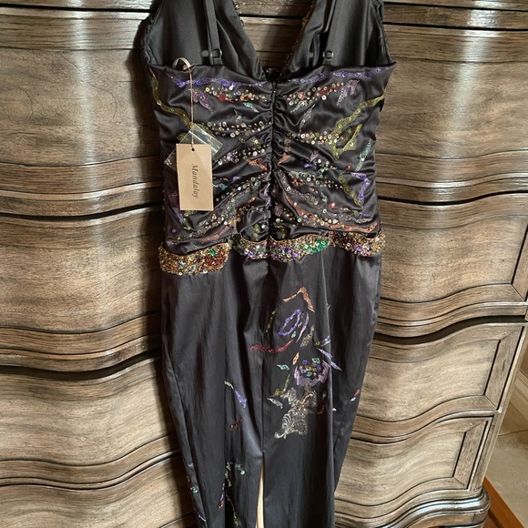 Mandaley dress. Size 4 but run small. Fits more like size 2. - Picture 5 of 8